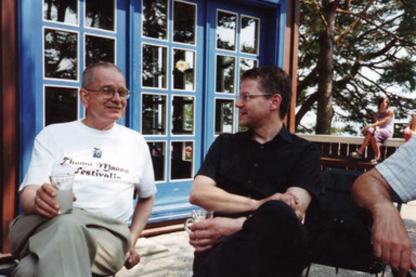 Nida 2002 m. Tomo Mano namelyje su vokiečių poetu Durs Grünbeinu.<br>Venclovų namų-muziejaus archyvo nuotr.