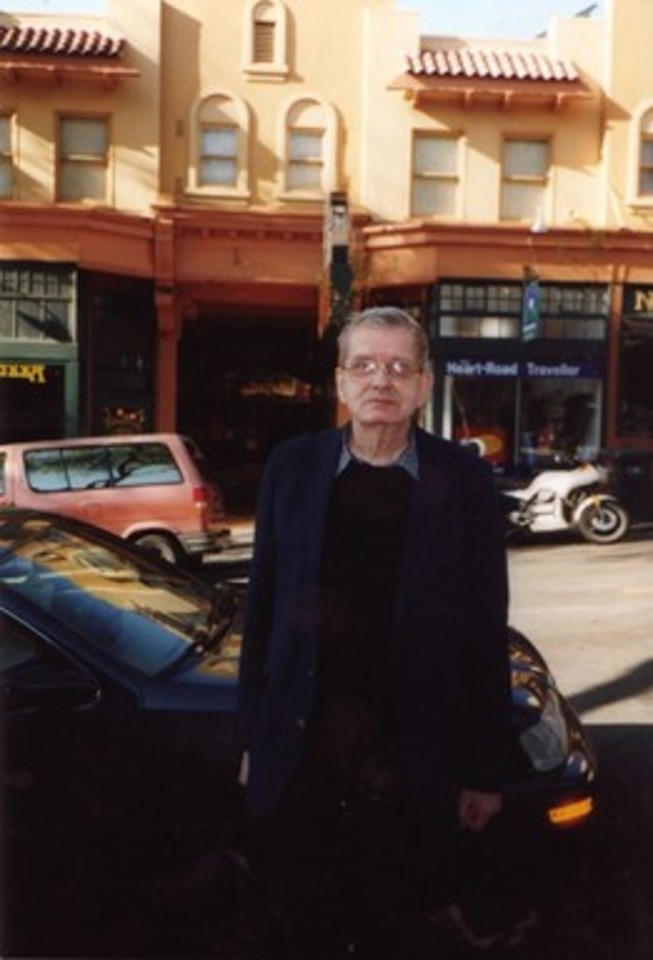 T. Venclova prie kavinės, kurioje dažnai lankydavosi 1977 m.,  Berklis, 2003.<br>Venclovų namų-muziejaus archyvo nuotr.