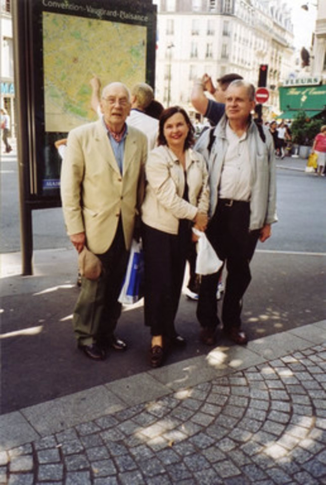 Paryžius, 2003 m. liepa. Tatjana ir  Tomas Venclovos su gydytojo Botkino (sušaudyto su caru Nikolajumi) anūku,  su kuriuo atsitiktinai susipažino Paryžiuje.<br>Venclovų namų-muziejaus archyvo nuotr.