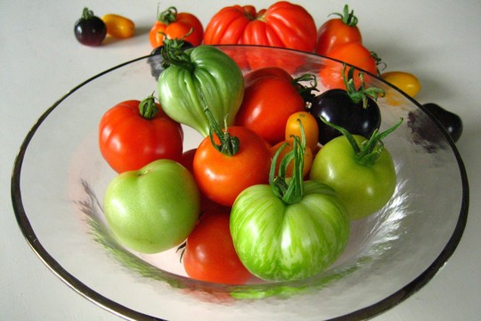 Paprasta gudrybė padės greičiau sunokinti neišnokusius pomidorus