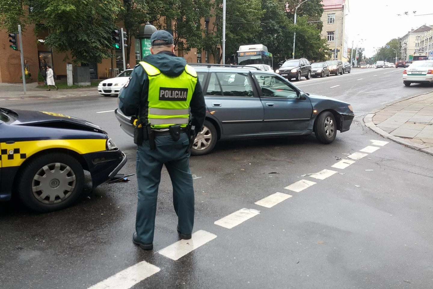 Ankstų trečiadienio rytą Vilniuje susidūrus automobiliams, prireikė greitosios pagalbos medikų.