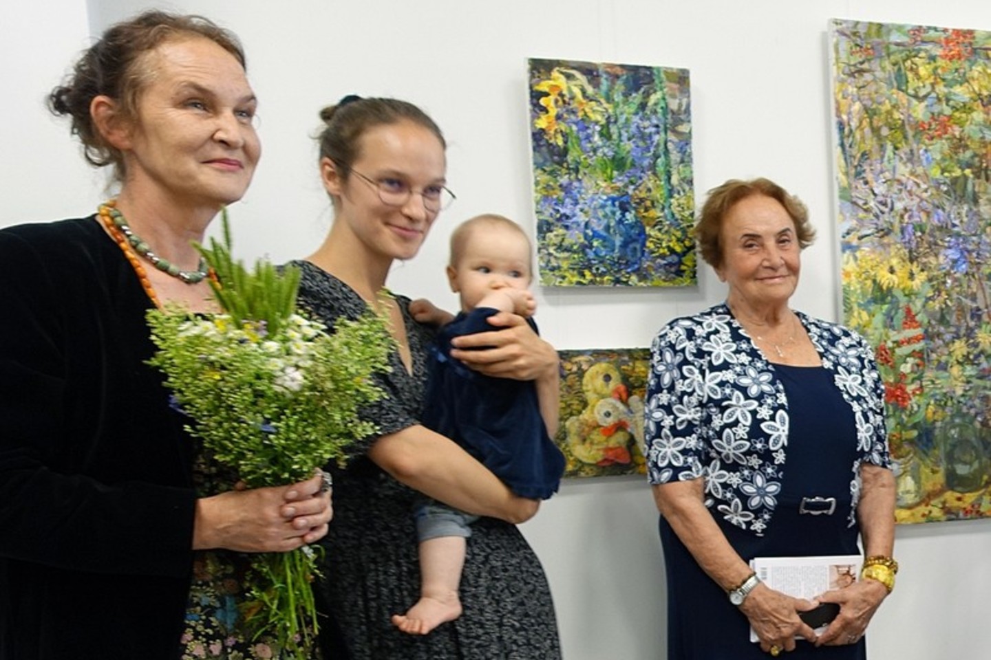 Tapytoja Nomeda Saukienė parodą publikai pristatė kartu su savo mama poete Meile Kudarauskaite, dukra Monika ir anūke Elenyte. <br>A.Stausko nuotr.
