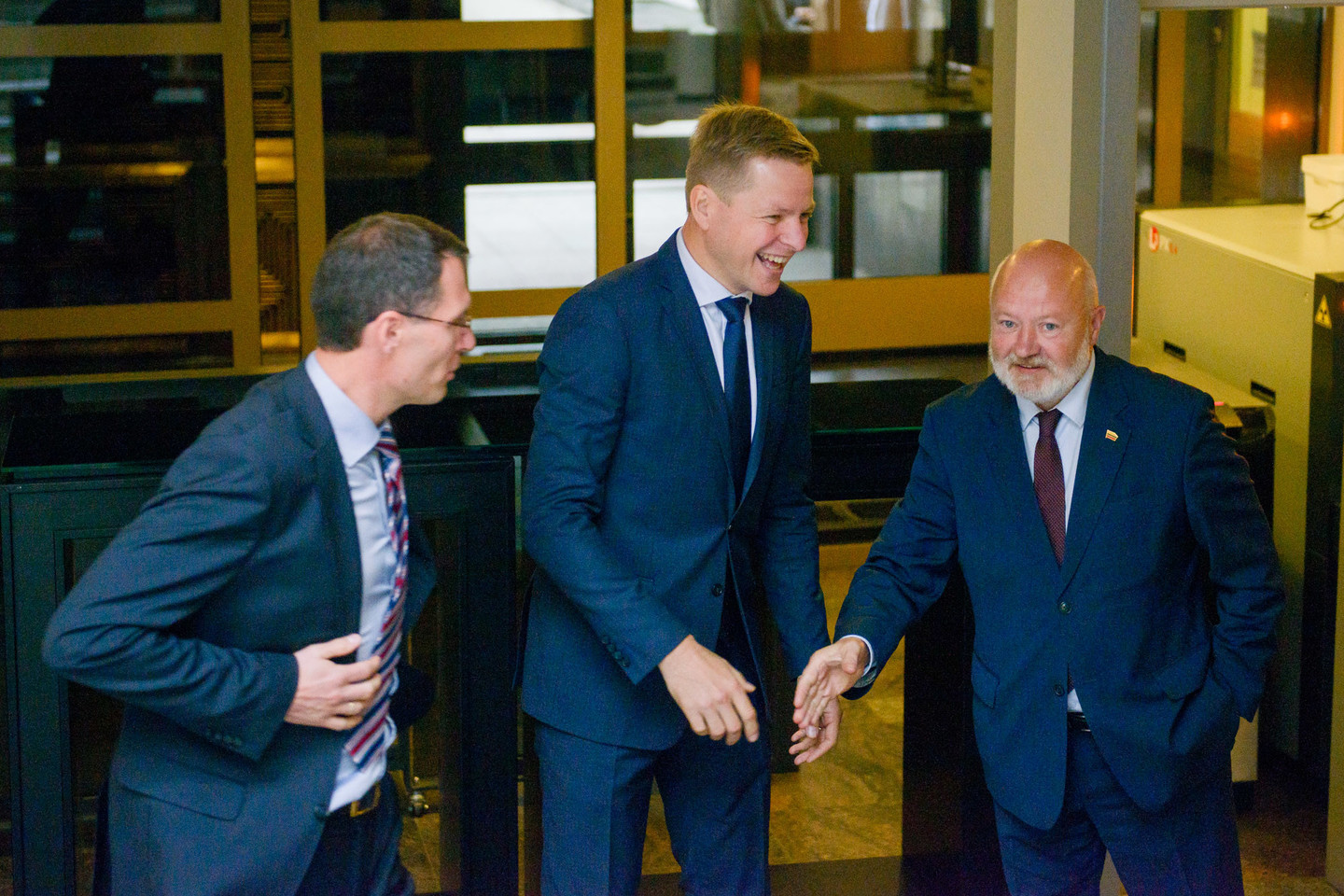 Į susitikimą su premjeru Sauliumi Skverneliu atvyko Liberalų sąjūdžio pirmininkas Remigijus Šimašius ir frakcijos seniūnas Eugenijus Gentvilas. <br> J.Stacevičiaus nuotr.