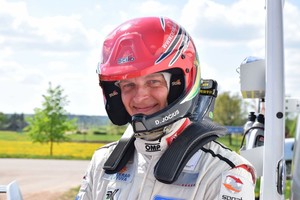 Mėnesį elektromobiliu važinėjęs lenktynininkas Deividas Jocius suskaičiavo kainų skirtumus