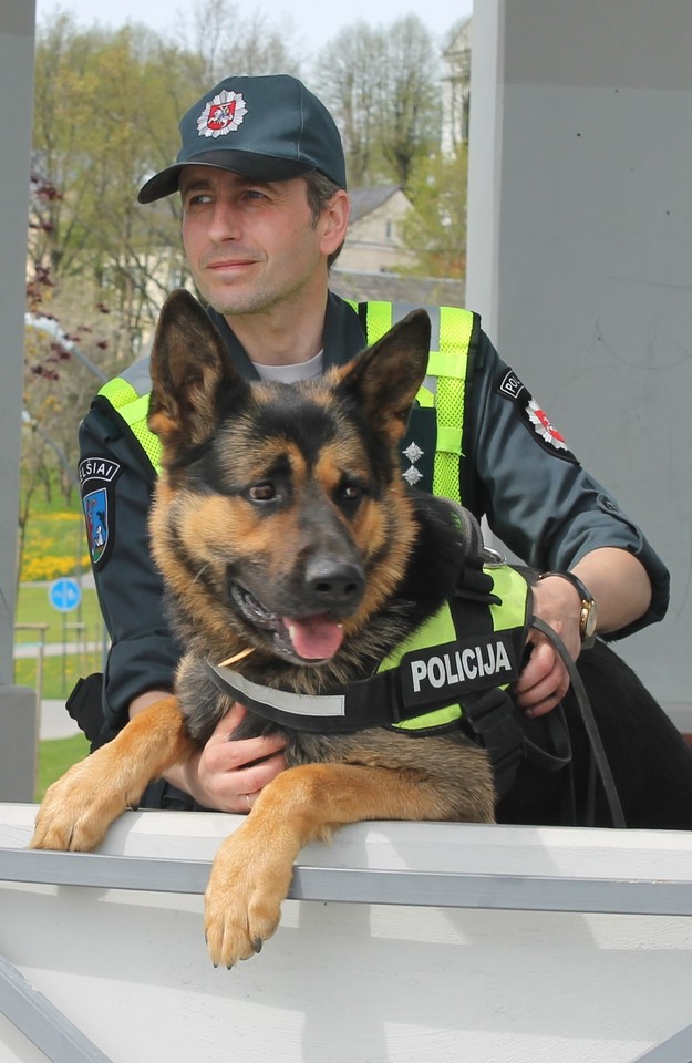 Policijos kinologas T.Taurinskis su šunimi Attilu rado miške pasiklydusią grybautoją. <br> Telšių AVPK nuotr.