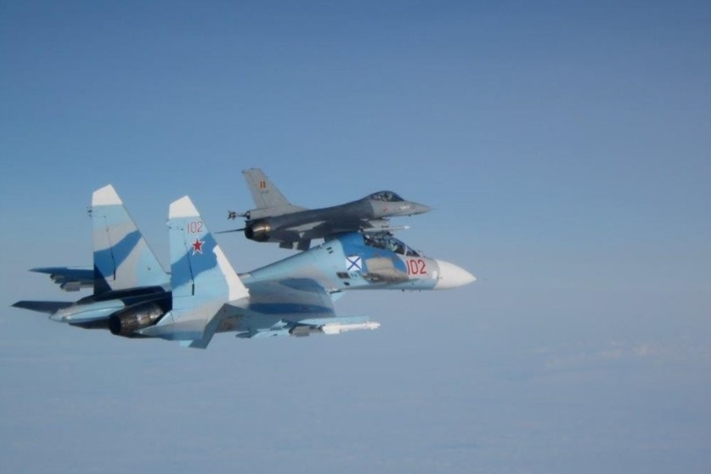  Belgijos naikintuvas F-16 virš Baltijos jūros lydi rusų orlaivį Su-27.<br> Belgijos KOP nuotr.