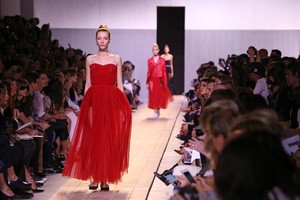 „Christian Dior“, „Saint Laurent“ ir kiti mados gigantai nebedirbs su itin liesais modeliais