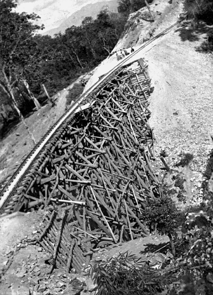 Tipinis pavyzdys tilto, nutiesto neįtikimoje vietoje, pačiomis nepalankiausiomis sąlygomis. <br>Australijos karo memorialo archyvo nuotr.