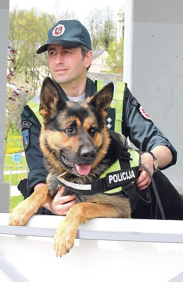 Kinologo T.Taurinskio šuo Attilas  yra radęs jau ne vieną paklydėlį.<br>Policijos nuotr.