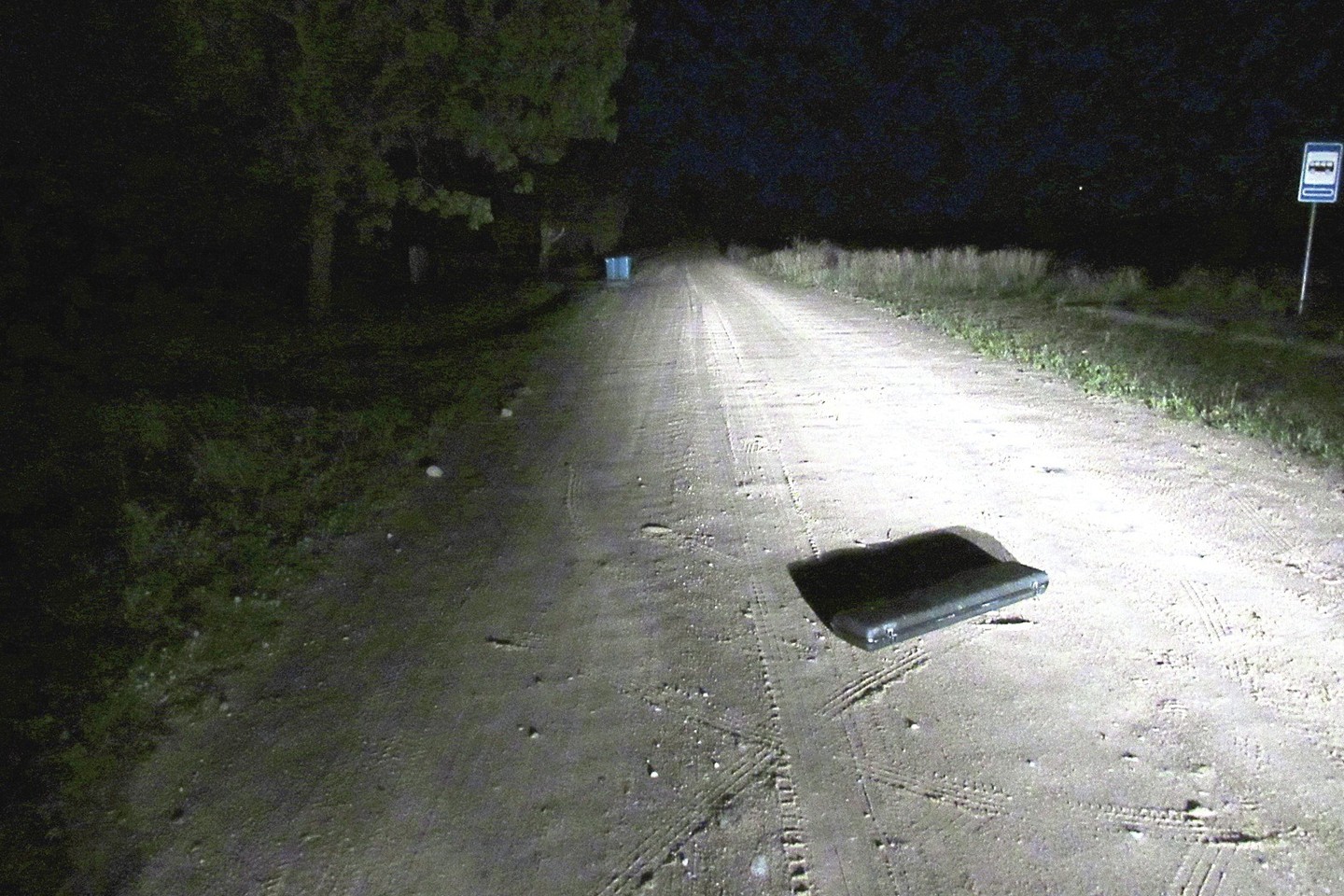 Naktį patruliavę policininkai rado ant kelio numestą dėklą su ginklu.