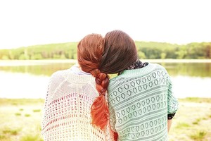 Mokslinė išvada: gyvenimas be draugų kenkia tarsi rūkymas