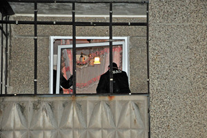 Palangoje iškritęs iš balkono žuvo vyras 