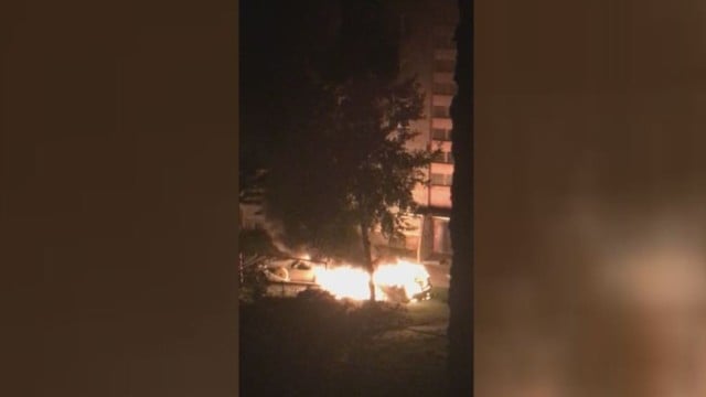 Nemalonus incidentas: nufilmavo, kaip naktį Panevėžyje degė automobiliai