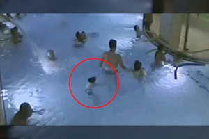 Sukrečiantis įrašas – žmonių pilname baseine niekas nematė skęstančio vaiko