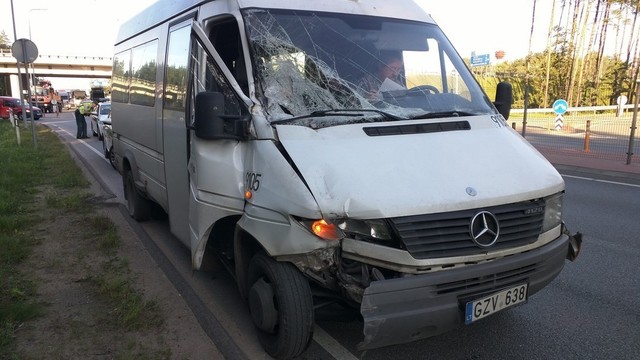 Vilniuje maršrutiniam autobusui atsitrenkus į sunkvežimį, sužeisti trys keleiviai