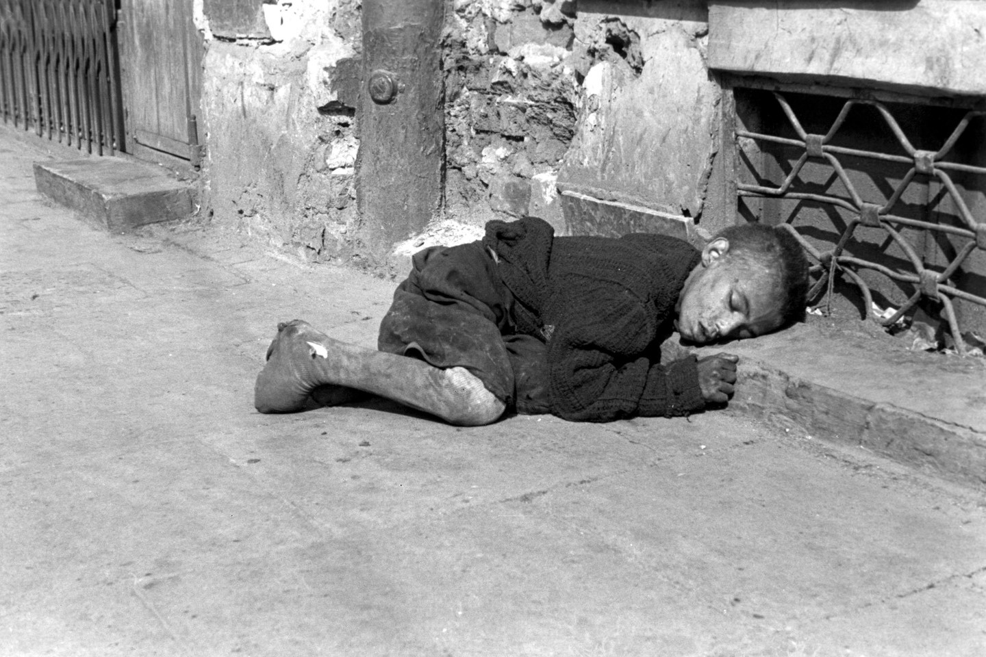 Žydų vaikas užmigo tiesiog ant šaligatvio.<br>„ViDA Press“ asociatyvi nuotr.