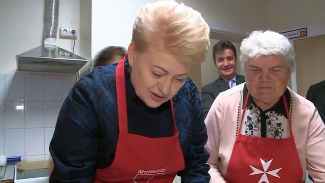 Štai taip prezidentė Dalia Grybauskaitė kepė pyragėlius „maltiečiams“