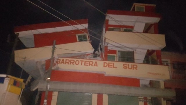 Meksikoje žemės drebėjimas griovė pastatus, kilo panika