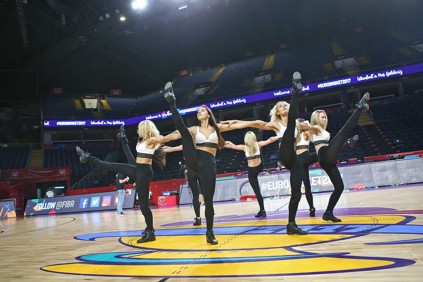  "Red Foxes" šokėjų grupė šoks per lemiamas Europos krepšinio čempionato kovas. Tarp šokėjų yra ir Mindaugo Kuzminsko žmona Eglė.<br> G.Šiupario nuotr.