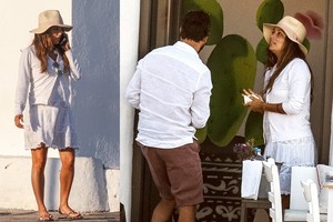 Suapvalėjusios Evos Longorios formos pakurstė kalbas apie nėštumą