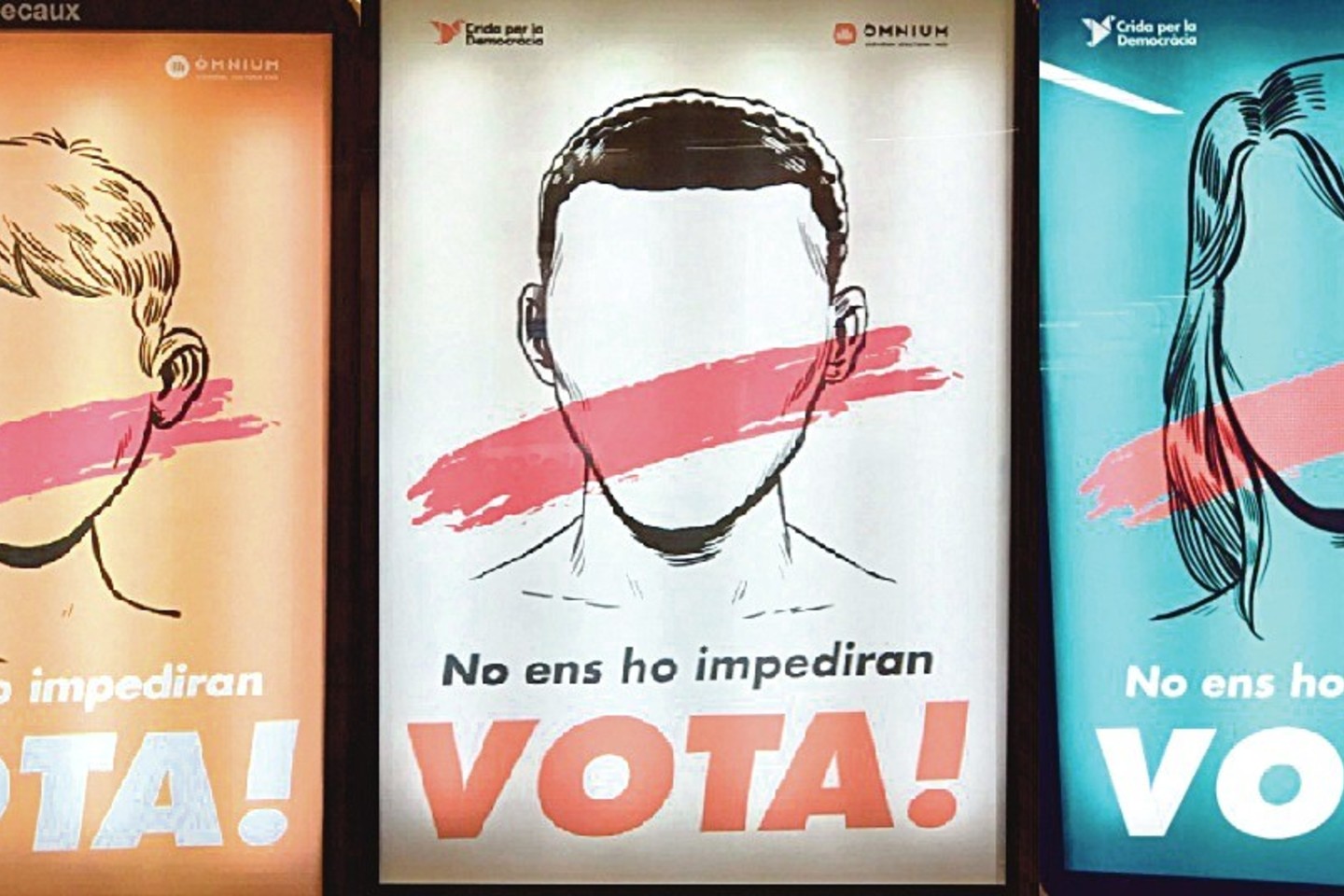 Referendumą palaikantys katalonų plakatai skelbia: „Jie mums neuždraus. Balsuok!“