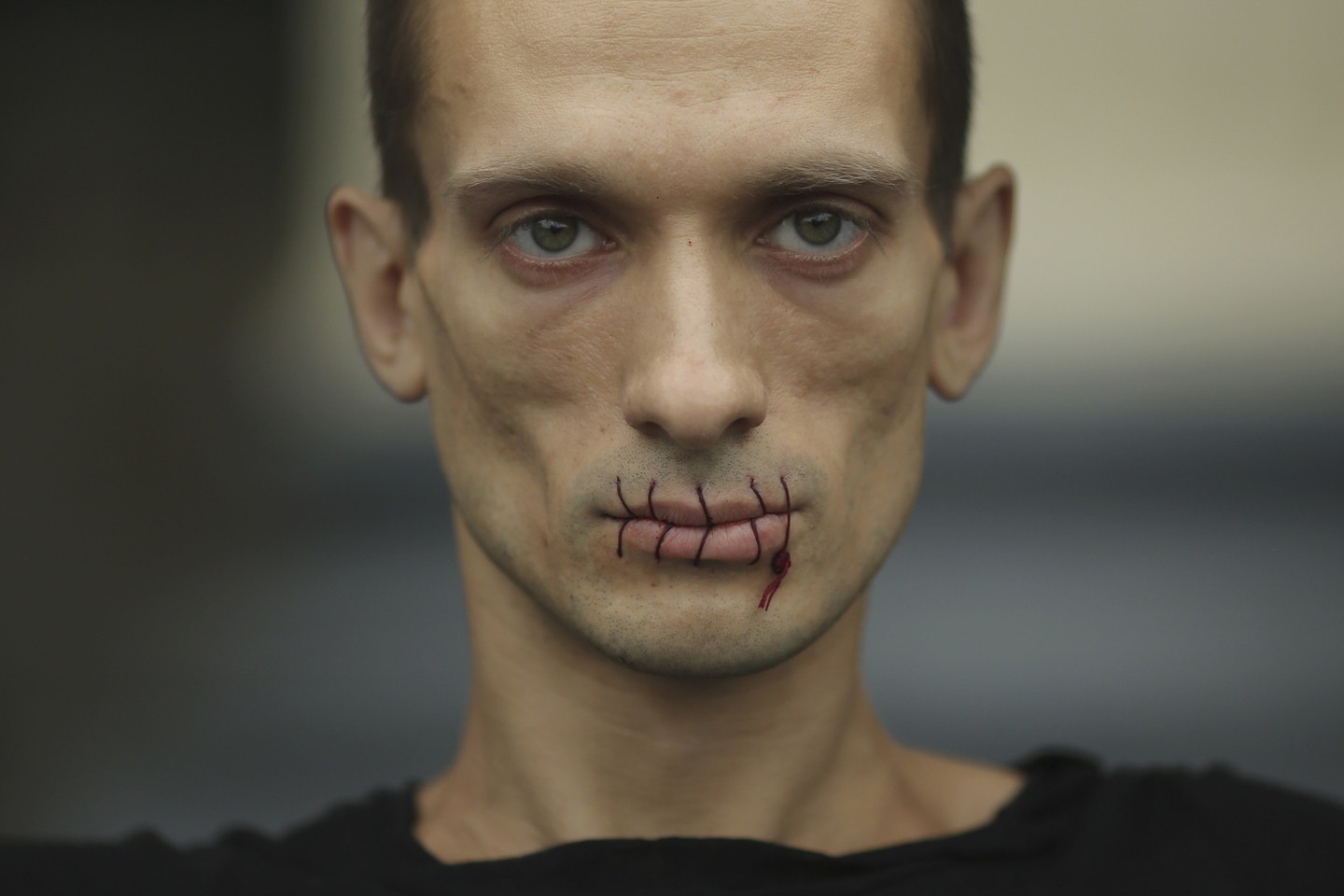 Protestuodamas prieš piliečių laisvės suvaržymus P.Pavlenskis buvo užsisiuvęs burną.<br>Reuters nuotr.