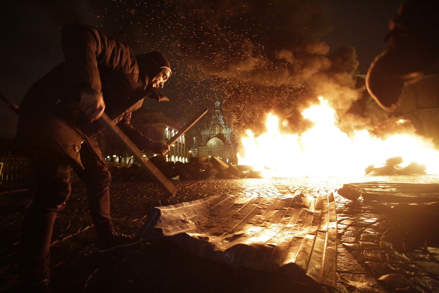 P.Pavlenskis būgnijo lazdomis performanse „Laisvė“ Sankt Peterburge, solidarizuodamasis su Maidano kovotojais.<br>Reuters nuotr.