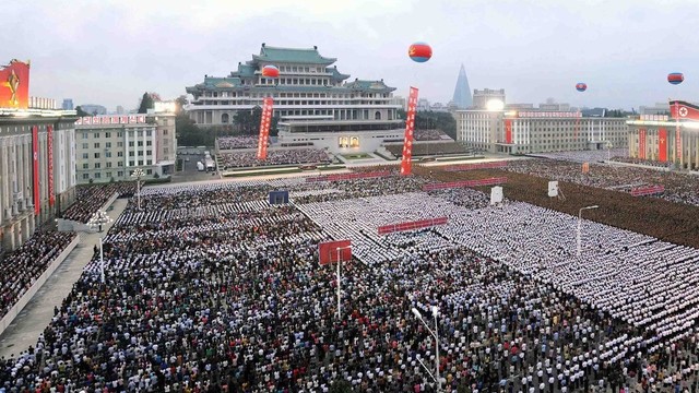 Valstybinę šventę mininti Šiaurės Korėja skatinama nepaisyti sankcijų