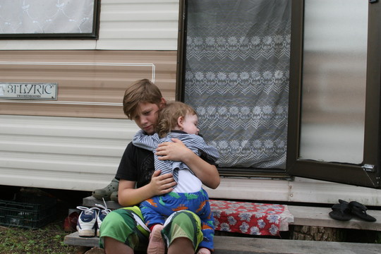 Iš degančio namo sesutę išgelbėjusio berniuko šeimai – jaudinančios staigmenos