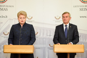 Pirmąją rudens sesijos dieną - prezidentės pagrūmojimas pirštu 