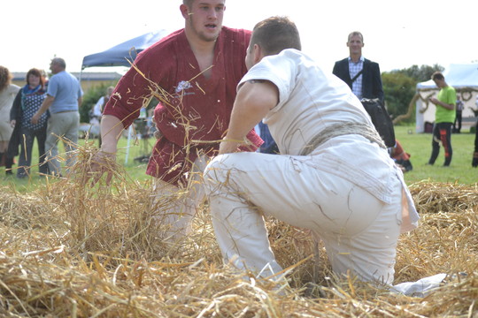 Lietuvoje - pirmosios etnožaidynės: jaunimas atgaivina tradicinius žaidimus