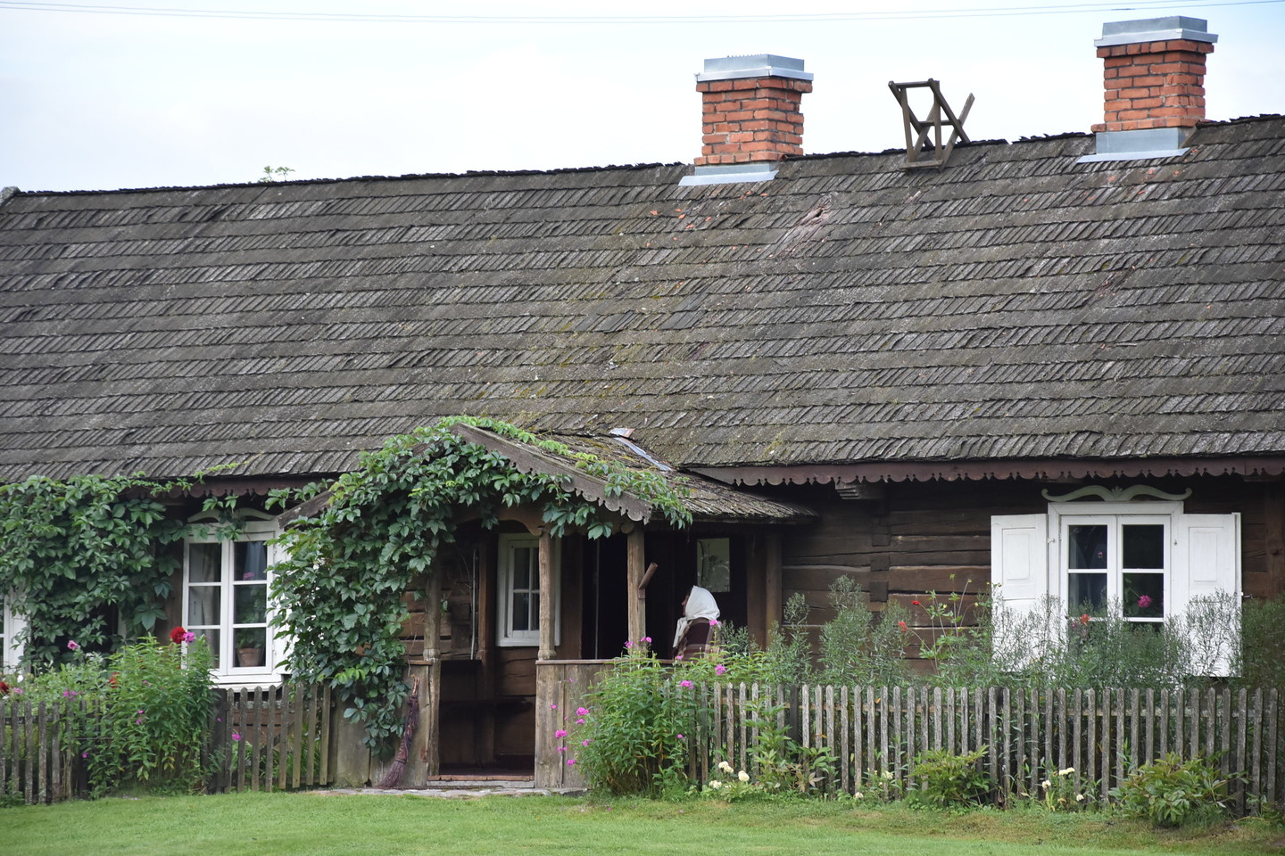  Senovinė XIX a. pabaigos etnografinė, autentiška kaimo turizmo sodyba Pervazninkų turi didelį kiemą ir sodą<br> A.Murauskaitės nuotr. 