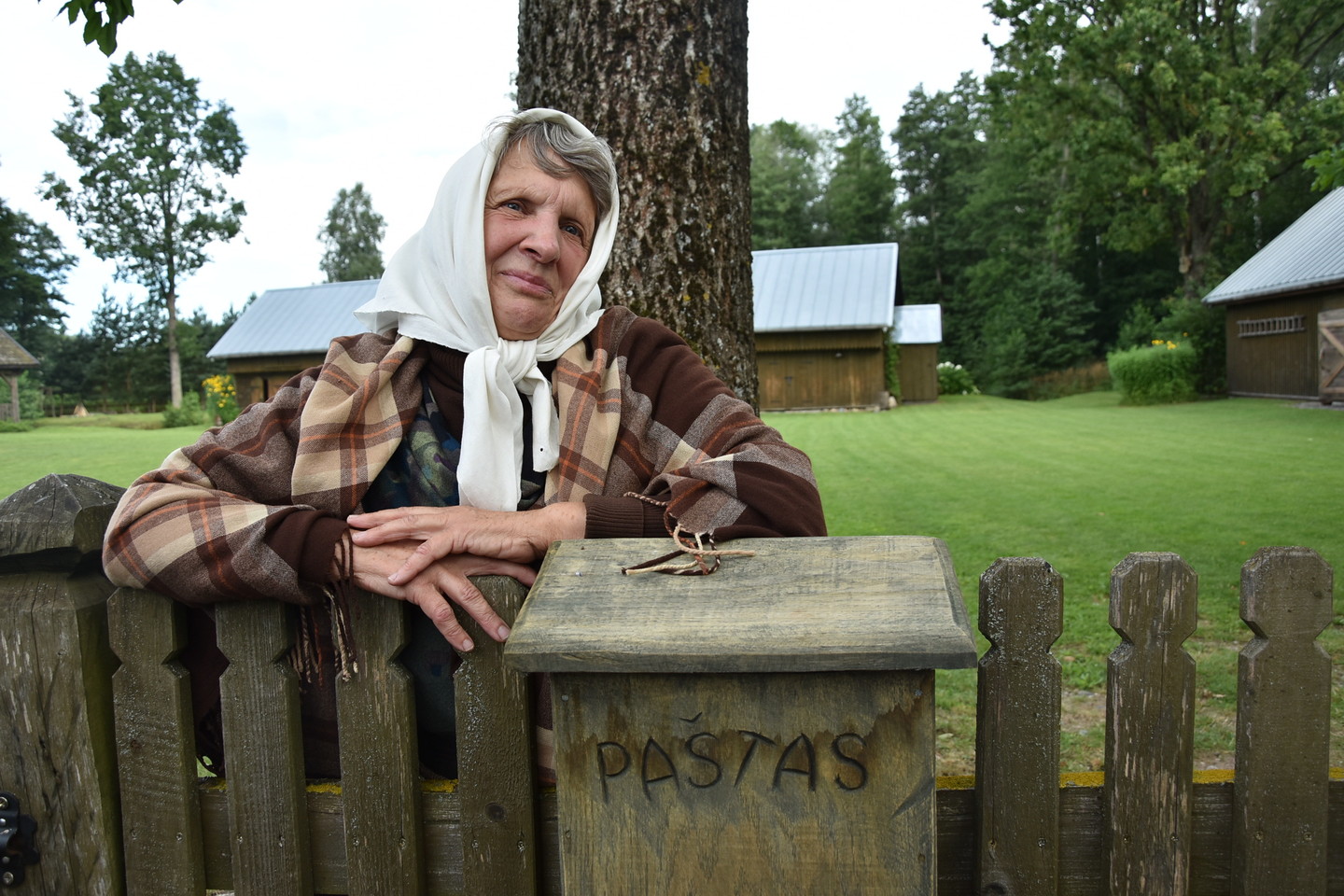  Senovinės XIX a. pabaigos etnografinės kaimo turizmo sodybos šeimininkė A.Rutkienė tikra, kad paveldu privalu dalytis su kitais. <br> A.Murauskaitės nuotr. 