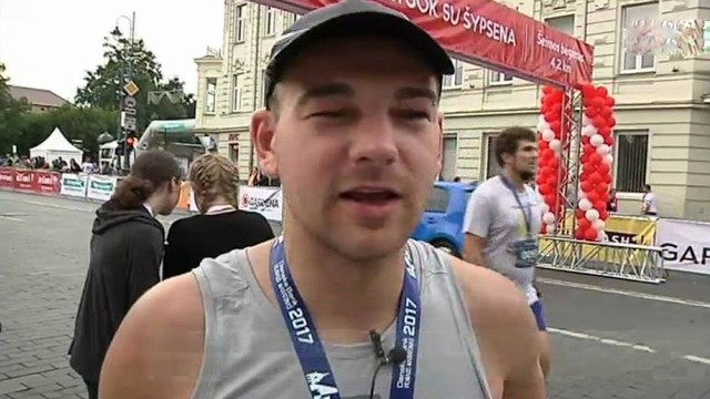 Neeilinis bėgimo entuziastas: maratono iššūkį sėkmingai įveikė ir neregys