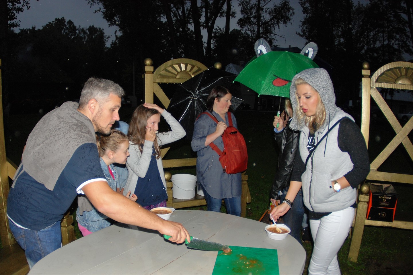 Gaisrą išgyvenusiai šeimai šakiečiai atnešė dovanų, į paramos dėžutę dėjo pinigų, aukojo pirkdami kulinarų verdamą sriubą.<br> A.Raukčio nuotr.