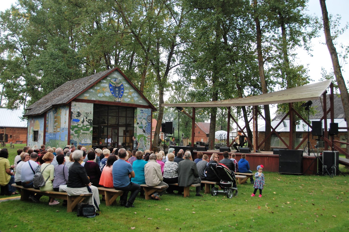 Į labdaros koncertą susirinkę šakiečiai aukojo gaisrą patyrusiai gausiai šeimai iš Mikytų kaimo. <br> A.Raukčio nuotr.