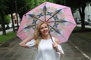 Kauniečiai nuo lietaus slepiasi po spalvotais skėčiais