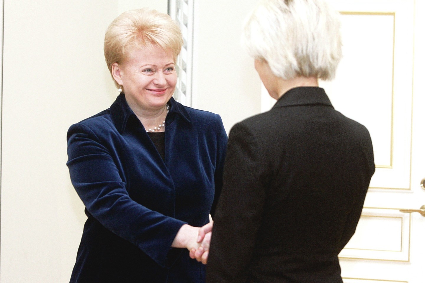 2010-aisiais D.Grybauskaitė maloniai bendravo su VKEKK vadove tapusia D.Korsakaite.<br>T.Bauro nuotr.