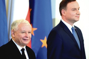 Andrzejui Dudai jau įgriso šešėlinis Lenkijos vadovas