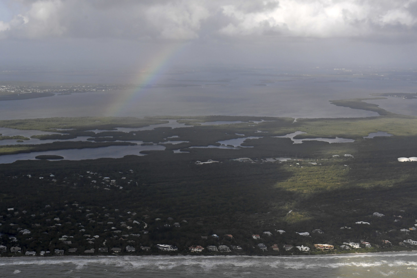 Uraganas „Irma“ be elektros paliko 5,7 mln. namų Floridoje. <br> AP nuotr.