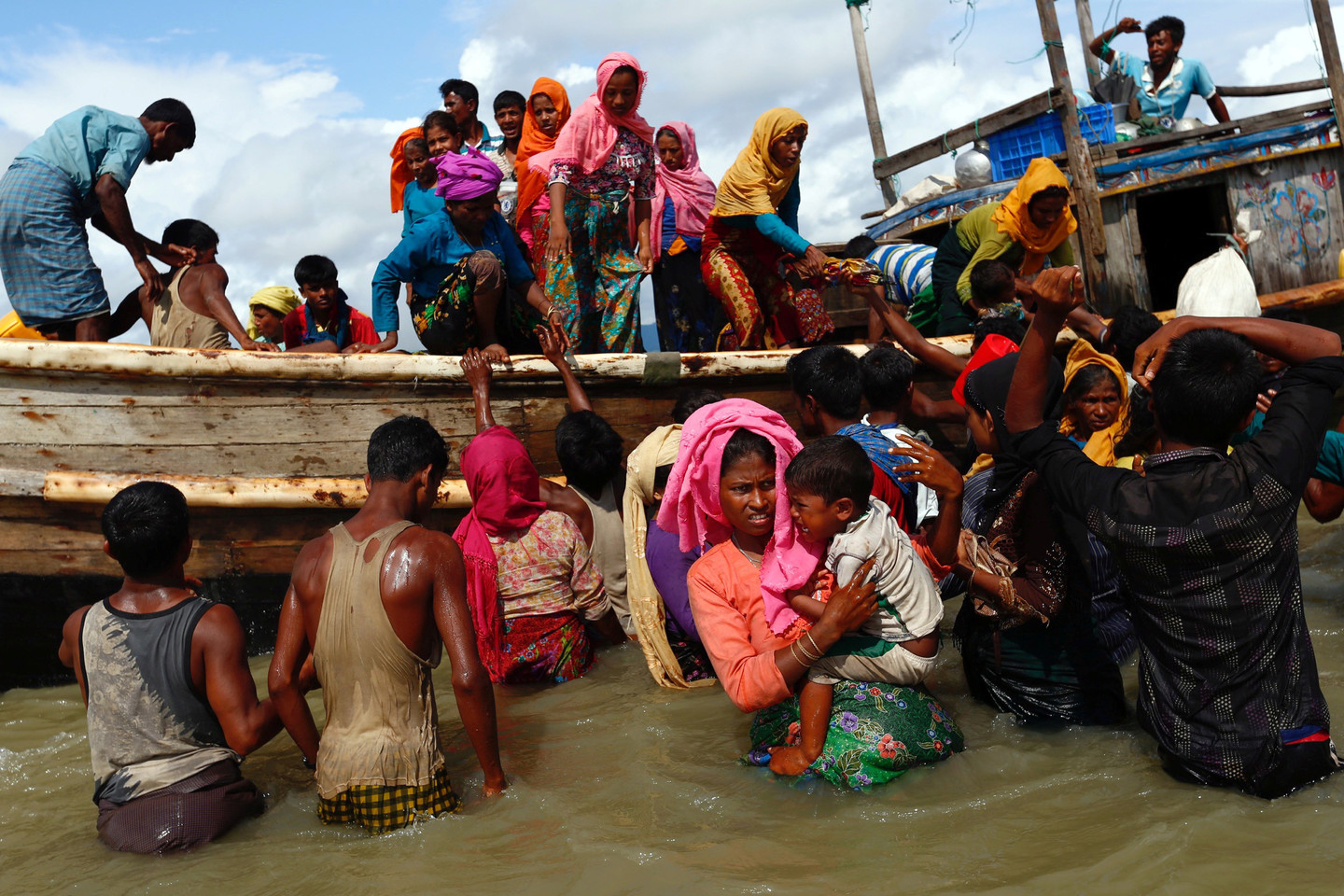 Šimtai tūkstančių rohinjų nuo smurto bėga į kaimyninį Bangladešą. <br> Reuters/Scanpix nuotr.