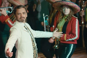 Pamatykite: linksmieji „Antikvariniai Kašpirovskio dantys“ pristato naują klipą „Bučiuok”