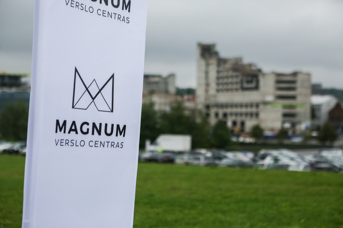  Skelbiama „Magnum“ centro statybų pradžią.<br> G.Bitvinsko nuotr.