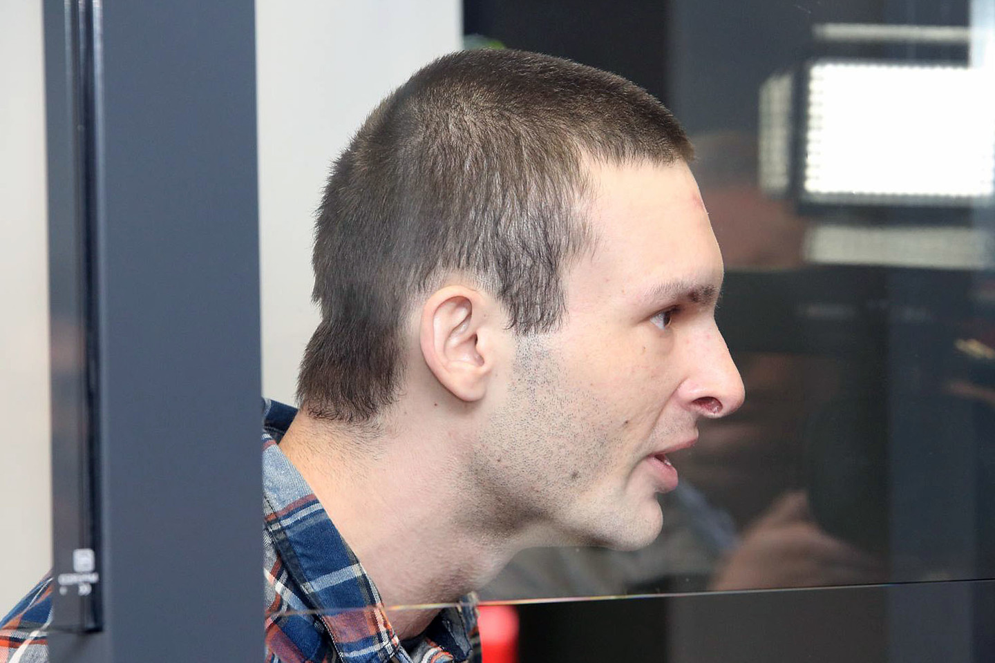 Itin žiauria žmogžudyste įtariami sugyventiniai kaltę ėmė versti vienas kitam. <br>M. Patašiaus nuotr.