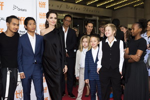 Tikra idilė: žavioji Angelina Jolie savo filmo premjeroje pozavo su visais 6 savo vaikais
