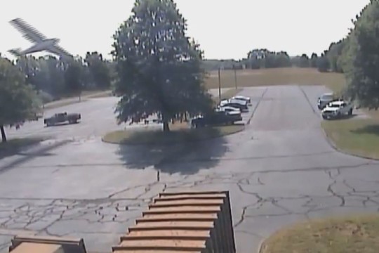 Per plauką nuo tragedijos – lėktuvas nukrito policijos aikštelėje