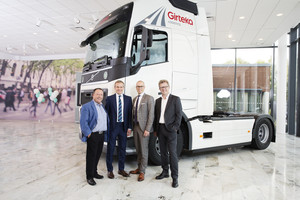 Įspūdingas pirkinys: į Lietuvą atkeliauja 2000 naujų „Volvo“ vilkikų