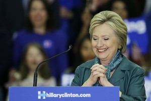 Hillary Clinton ilgai lauktoje knygoje ieško pralaimėjimo priežasčių
