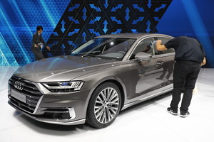 „Audi“ parodė naująjį A8: technologijų pažanga stulbina