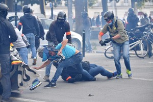 Prancūzijoje tūkstančiai protestuoja prieš Emmanuelio Macrono reformas
